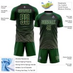 Camiseta de fútbol personalizada con degradado verde, color crema y negro, con diseño geométrico y sublimación de líneas