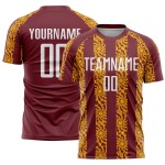 Uniforme de fútbol personalizado con sublimación, blanco, dorado y burdeos, abstracto. Uniforme de fútbol personalizado con sublimación, blanco, dorado y burdeos, abstracto.